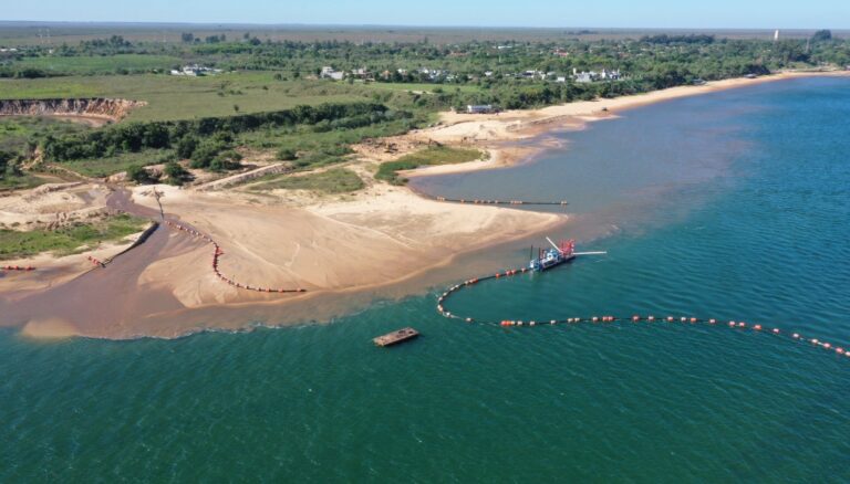 Mejoras en la vía navegable del Paraná permiten trabajos de refulado y puesta en valor de playas en Ituzaingó